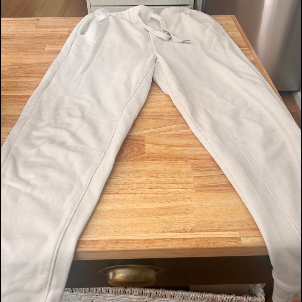 Veronica Beard Sweatpants in great conditions. Size XS but fits S.